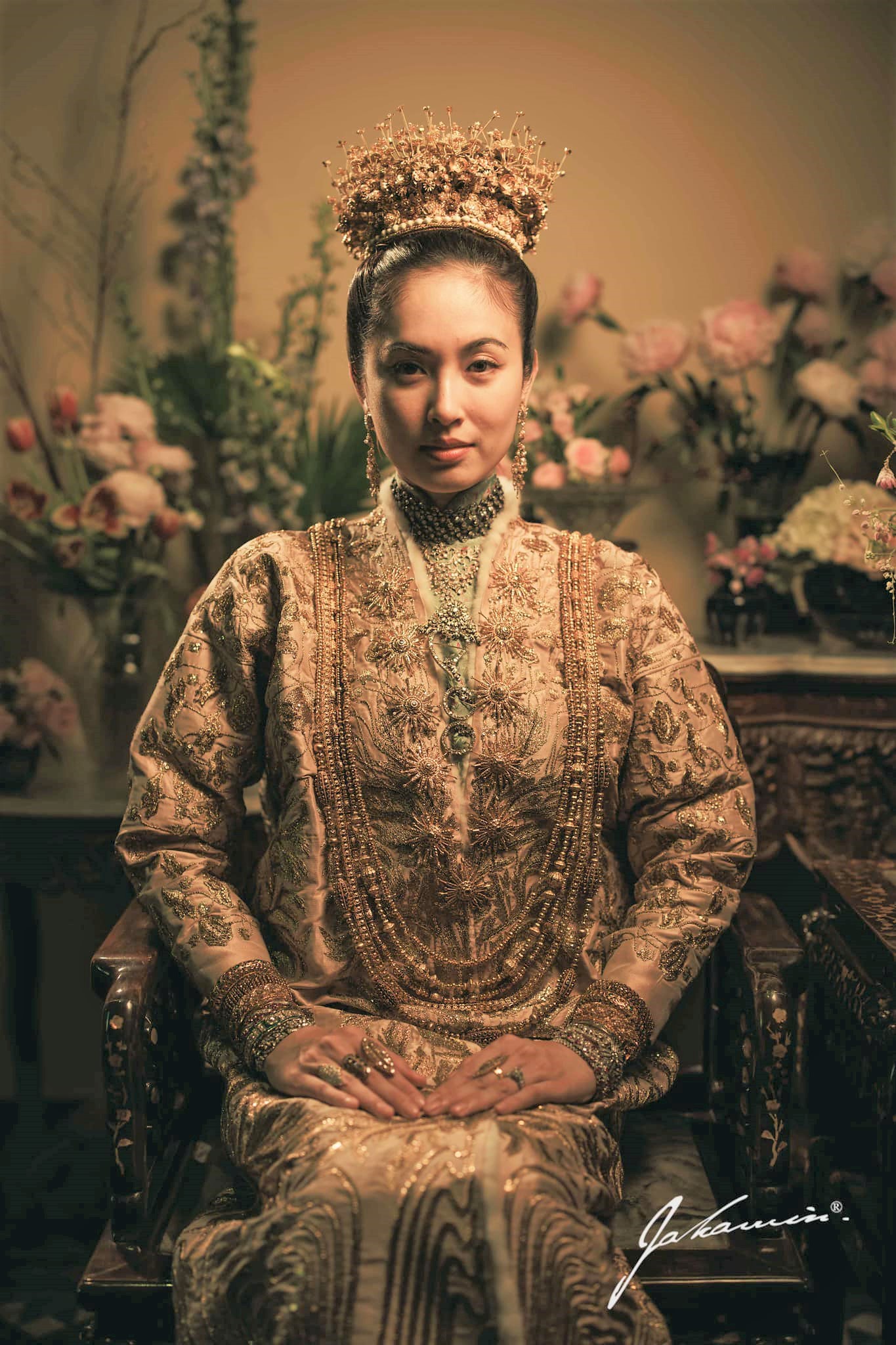 Bộ ảnh hôn lễ siêu hot của Nong Poy: Mỹ nhân chuyển giới quyền lực đeo 5 kg vàng từ đầu đến chân - Ảnh 3.