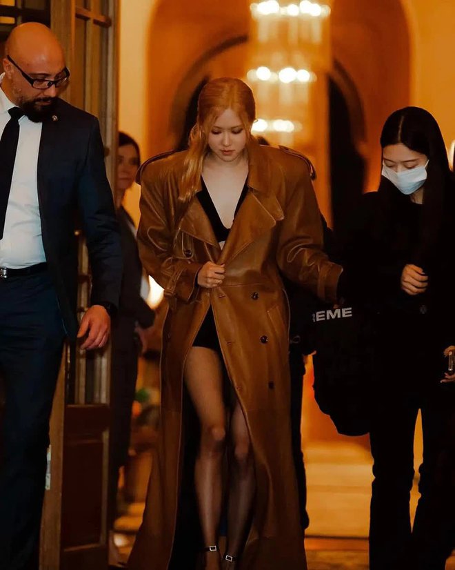 2 “mẩu” BLACKPINK đại náo Paris Fashion Week: Jisoo bị dìm nhưng vẫn suýt át cả Charlize Theron, Rosé che chắn vì sợ hớ hênh? - Ảnh 13.