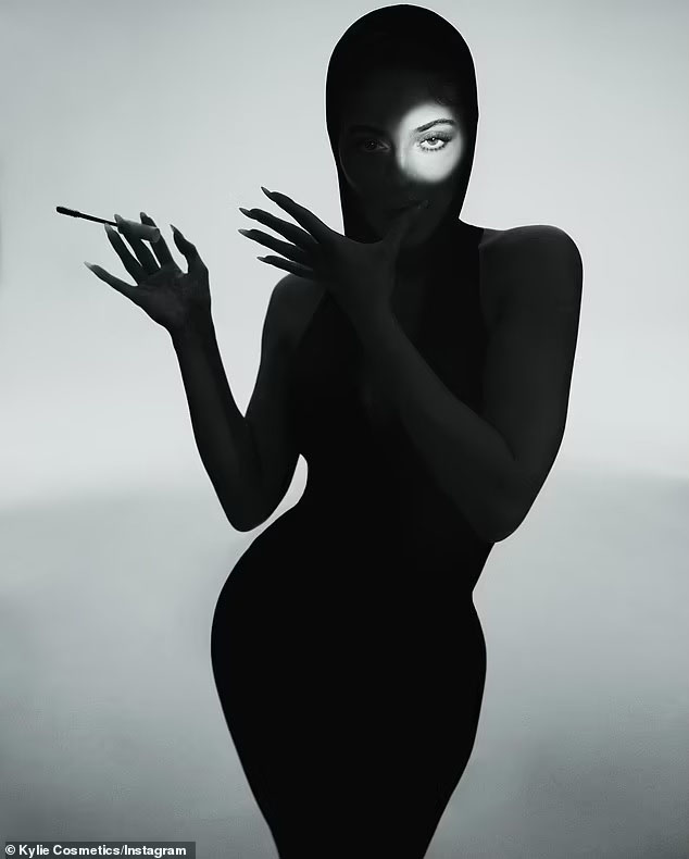 Kylie Jenner giới thiệu dòng mascara mới sau khi đã kiếm được 1 tỷ USD từ các sản phẩm về môi - Ảnh 1.