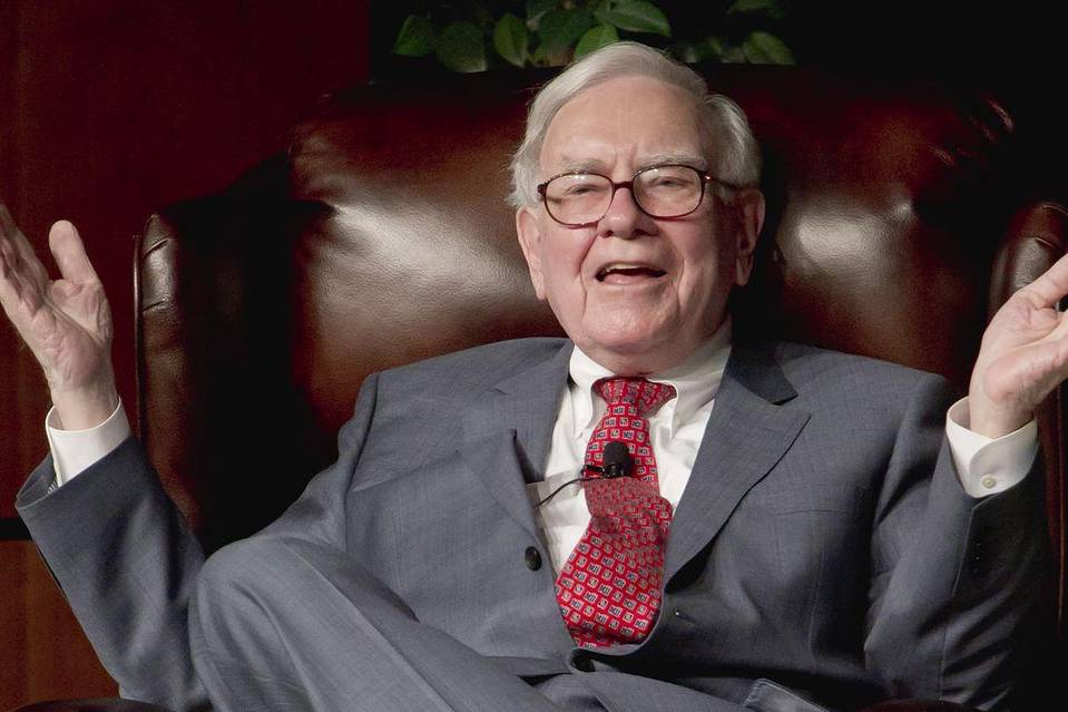 Đại hội cổ đông tại công ty của thánh đầu tư Warren Buffett năm 2022 dạy tôi  bài học về đầu tư vào bản thân: Tiền có thể bị ảnh hưởng bởi lạm phát, nhưng tài năng của bạn thì không - Ảnh 1.