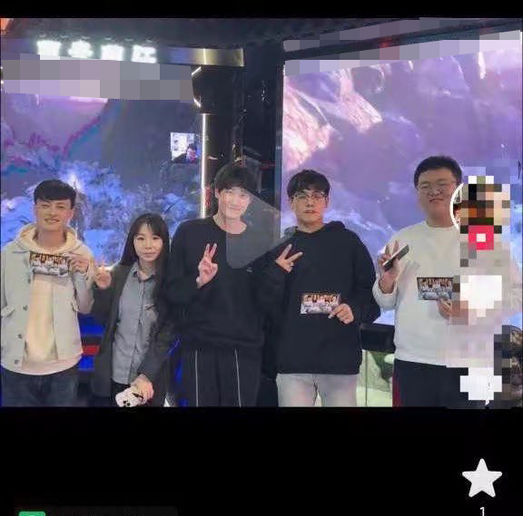 Nhiều khán giả bắt gặp các tuyển thủ WBG đi giao lưu với fan trong một quán net dù đã khuya (Karsa đứng giữa) - nguồn: Weibo