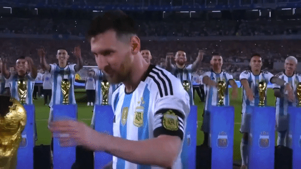 Ngạo nghễ Messi cùng đồng đội Argentina tái hiện khoảnh khắc vô địch thế giới - Ảnh 2.