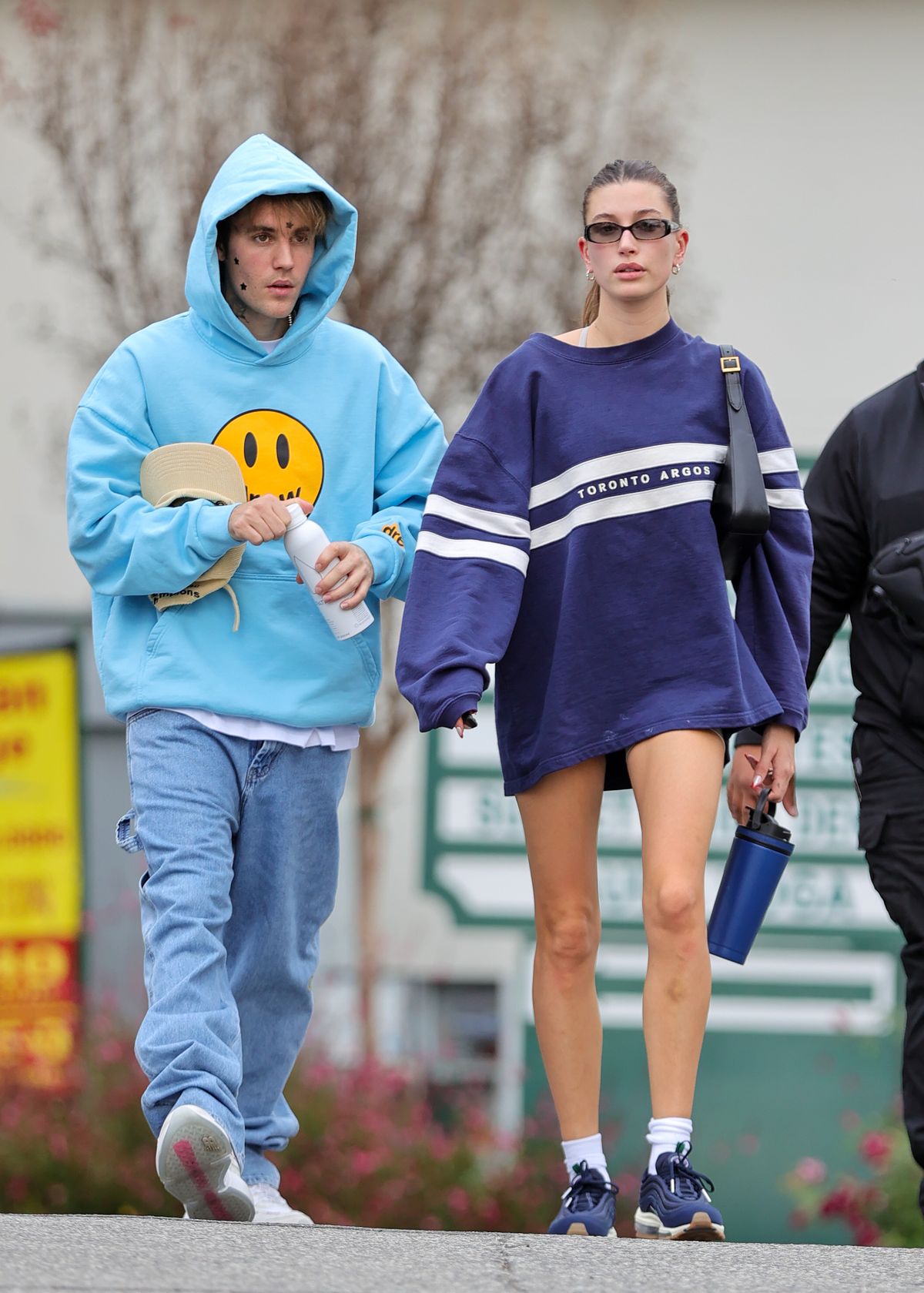 Hailey Bieber cầu cứu Selena Gomez vì bị fan dọa giết sau ồn ào &quot;chân mày&quot; - Ảnh 3.