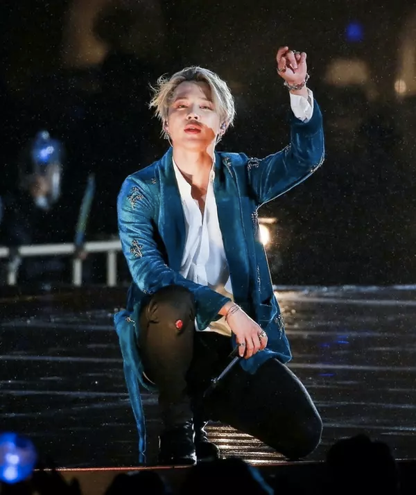 Gọi Jimin (BTS) là “thánh” xử lý sự cố: Hết trượt chân ngã bất động đến “đổ máu” đều “cân” hết! - Ảnh 6.