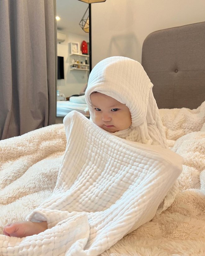 Pam - cháu gái tập đoàn may mặc là em bé Việt đầu tiên có loạt ảnh đạt 1 triệu like trên Instagram cá nhân - Ảnh 1.
