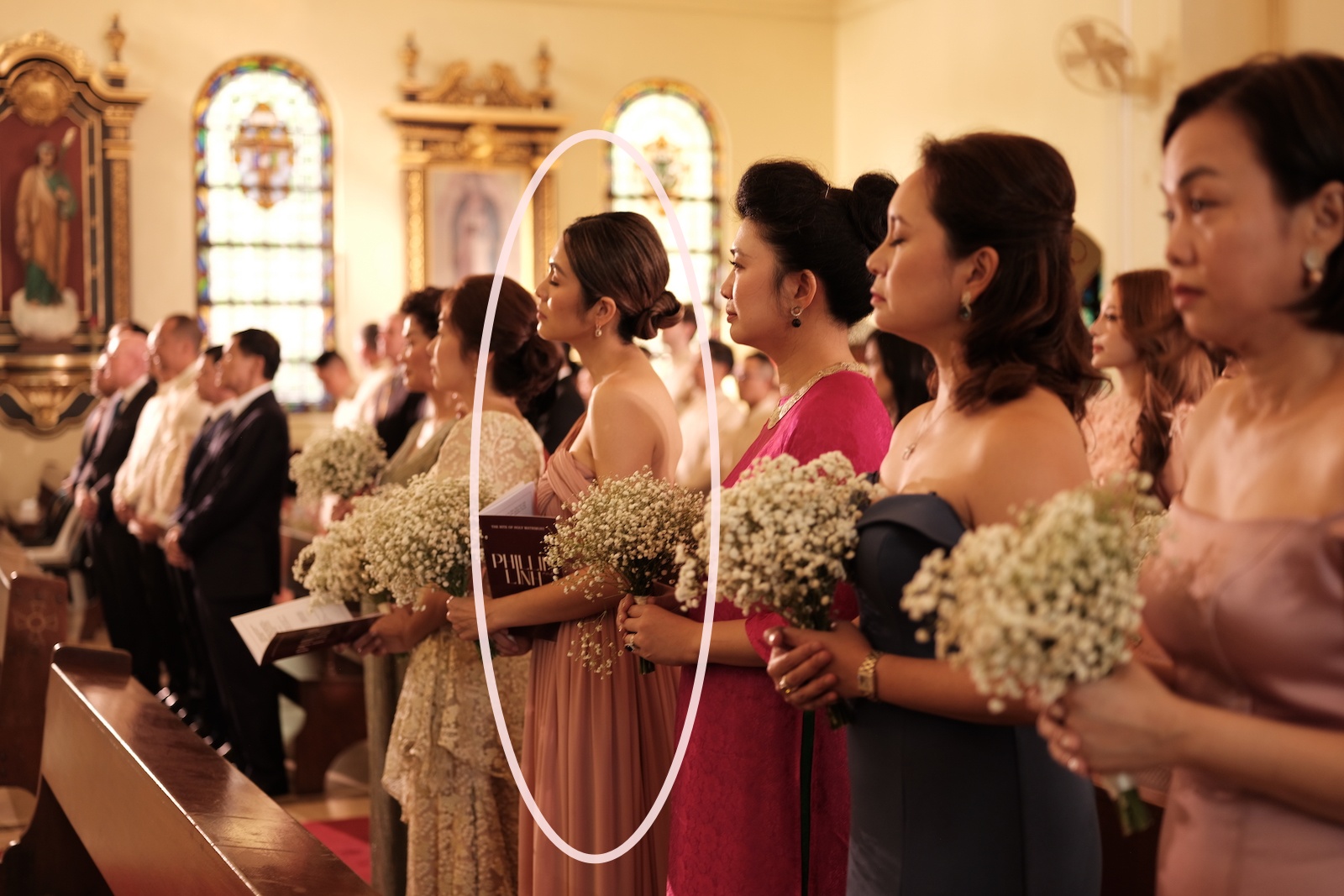 Ảnh xịn trong đám cưới ở nhà thờ của Linh Rin: Hà Tăng khoe xương cánh bướm khi chăm con, Chi Pu toả sáng giữa dàn dâu phụ - Ảnh 5.
