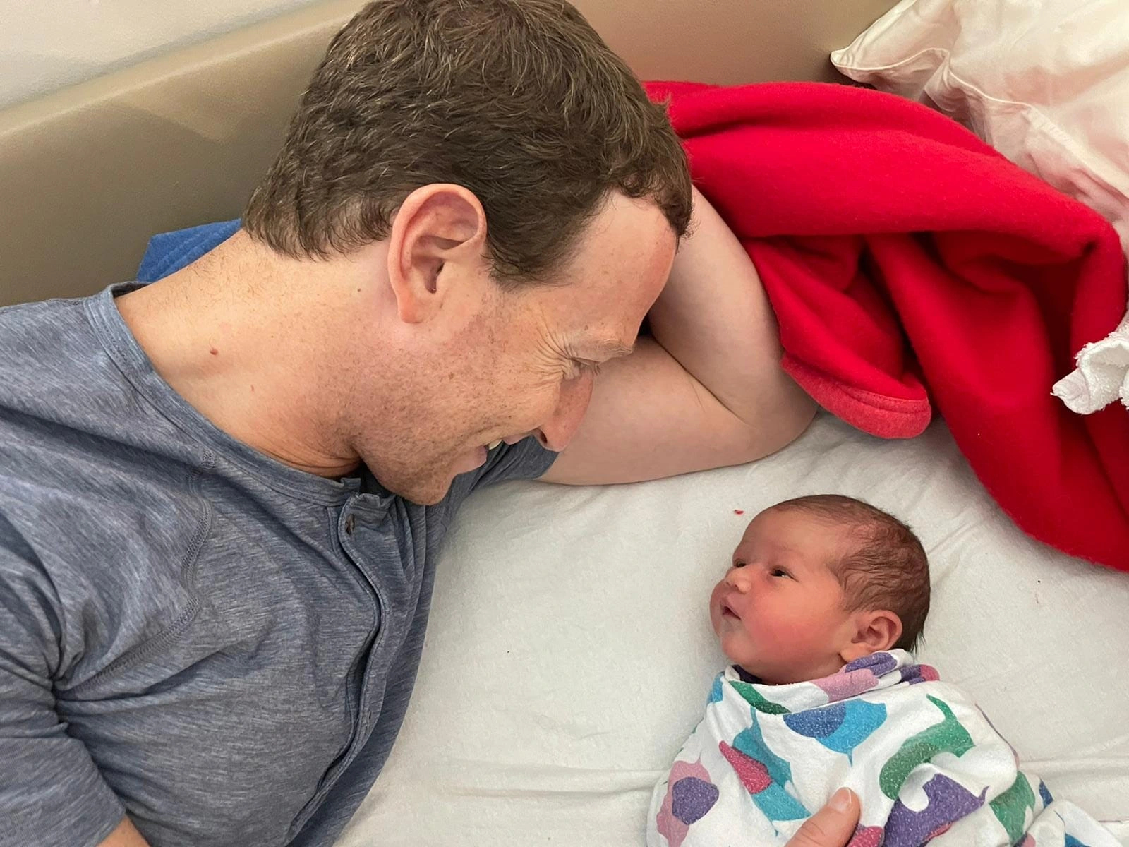 Ông chủ Facebook Mark Zuckerberg khoe ảnh con gái thứ 3 vừa chào đời, hút 2 triệu like vì một chi tiết - Ảnh 1.