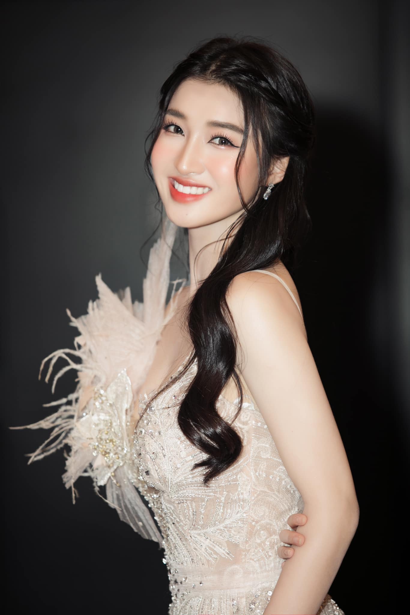 Sự thật về chiếc váy tân Miss World Vietnam lộ liễu trên sóng truyền hình