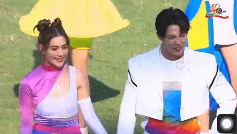 3 cặp đôi gây bão showbiz Thái cuối tuần qua: Nadech - Yaya khiến fans ngất lịm với khoảnh khắc hôn lên vai, Baifern công khai cổ vũ bạn trai  - Ảnh 6.