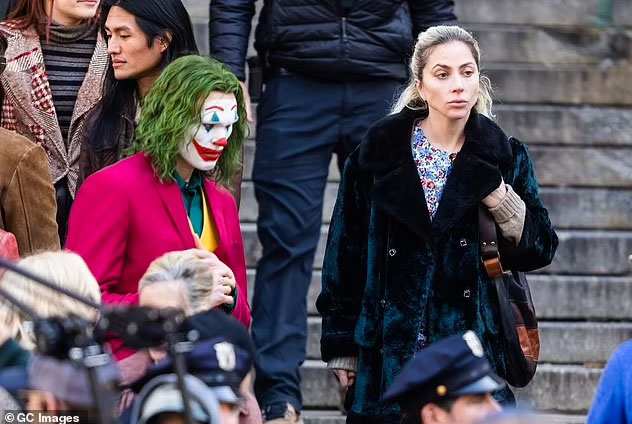 Lady Gaga hôn say đắm phụ nữ đứng bên đường khi ngôi sao quay một cảnh cho 'Joker: Folie à Deux' ở NYC - Ảnh 5.