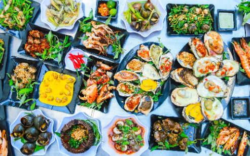 Món ăn đường phố Việt Nam khiến phóng viên Trung Quốc sốc vì đã rẻ lại ngon quá mức: Trời ơi, tôi có thể ngồi ăn cả ngày - Ảnh 2.