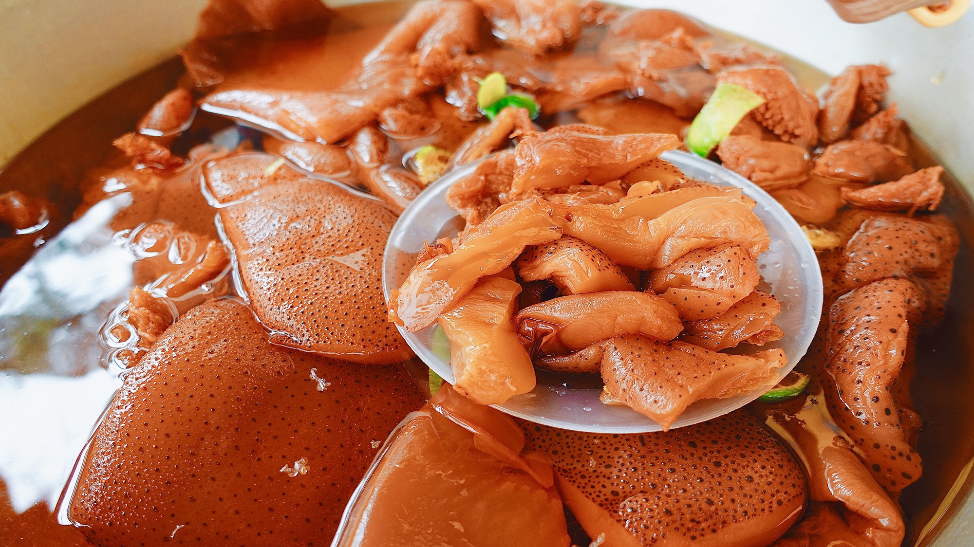Sống ở Hà Nội bao năm nhưng nhiều người vẫn chưa từng thử ăn sứa đỏ: Hương vị thế nào mà "cuốn" vậy?