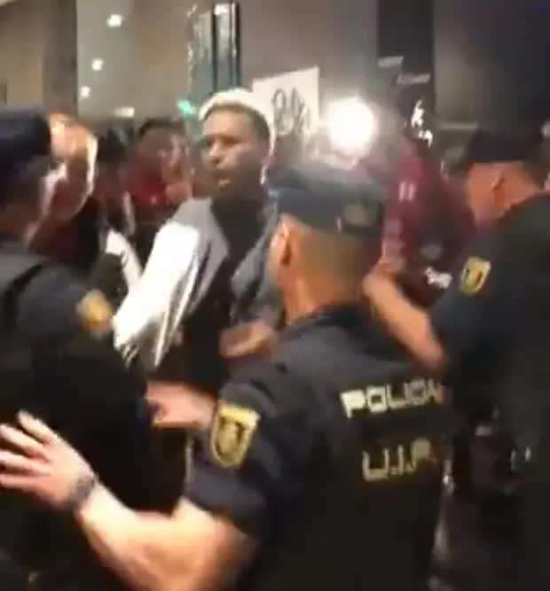 Cầu thủ Peru bị bắt vì 'tẩn nhau' với cảnh sát Tây Ban Nha - Ảnh 3.