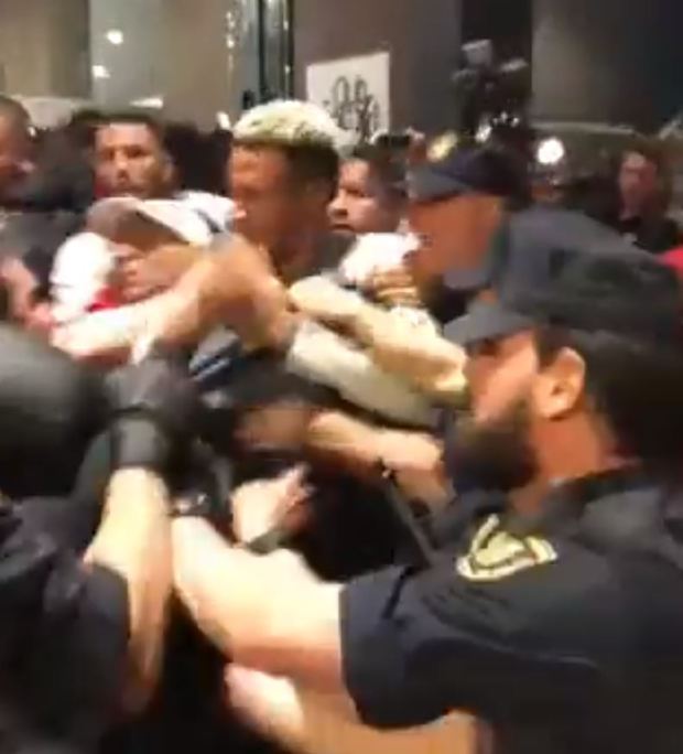 Cầu thủ Peru bị bắt vì 'tẩn nhau' với cảnh sát Tây Ban Nha - Ảnh 4.