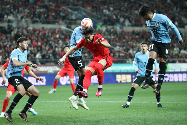 Hàn Quốc (áo đỏ) thất bại 1-2 trước Uruguay