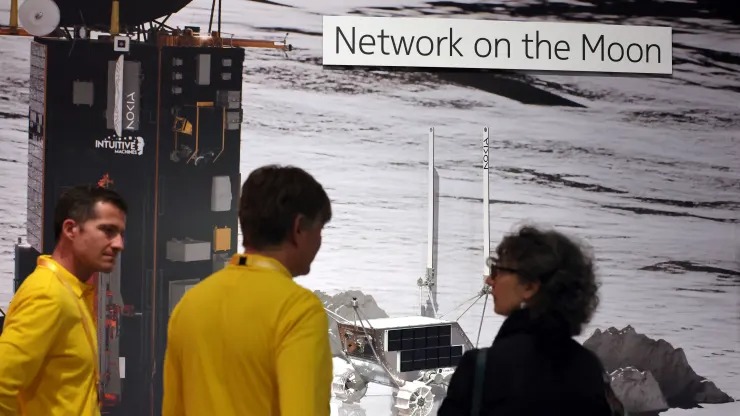 Phi hành gia sẽ được sử dụng mạng 4G trên Mặt trăng của Nokia, thoải mái livestream về Trái Đất theo thời gian thực  - Ảnh 1.
