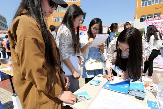 Một trường đại học ở Nam Kinh tuyển nhân viên với lương chỉ hơn 6 triệu đồng nhưng có tới 2000 ứng viên, tỷ lệ chọi lên tới 1:1000, công việc gì mà hot vậy? - Ảnh 1.