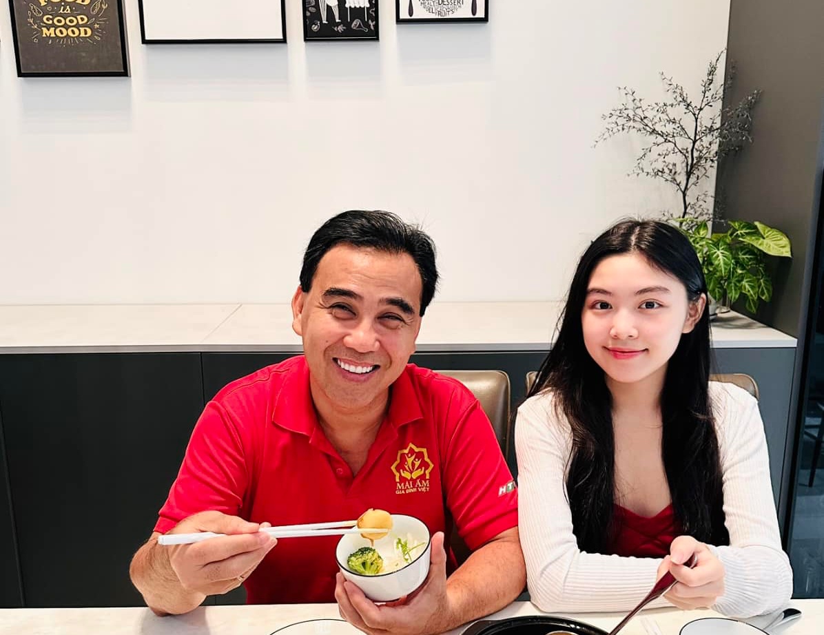 Quyền Linh lộ diện bên ái nữ, thái độ ra sao giữa lùm xùm mâu thuẫn với MC Cát Tường? - Ảnh 2. Quyền Linh lộ diện bên ái nữ, thái độ ra sao giữa lùm xùm mâu thuẫn với MC Cát Tường? - Ảnh 2.