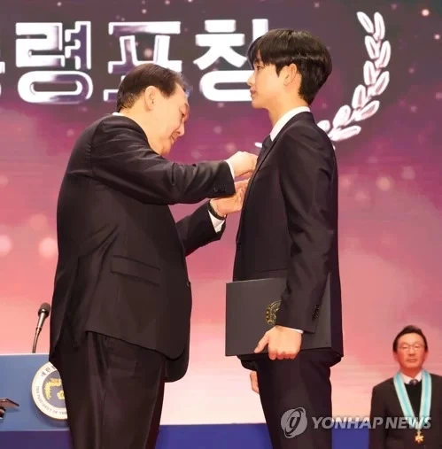 Giữa tranh cãi trốn thuế của dàn sao đình đám, Kim Soo Hyun và Song Ji Hyo được nhận bằng khen từ tổng thống - Ảnh 1.