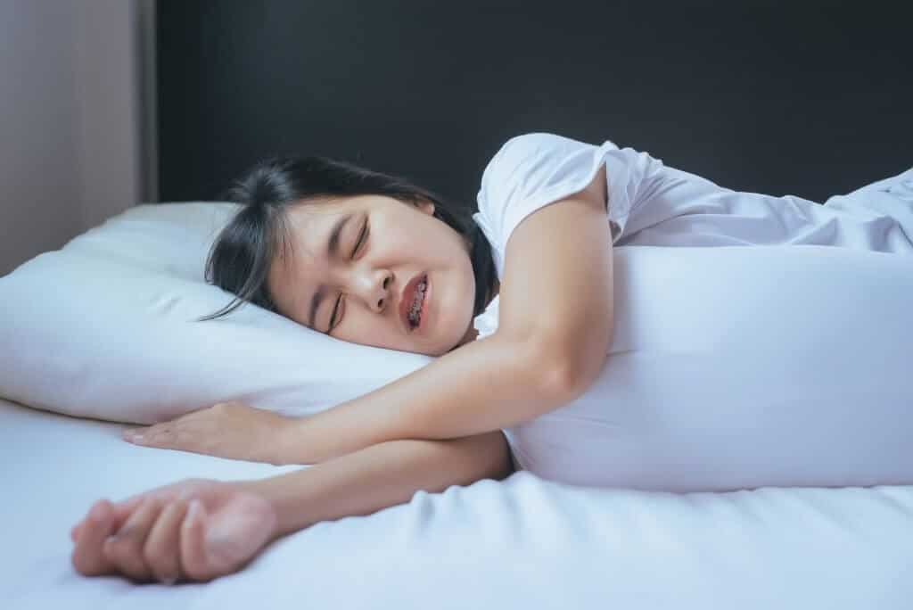 Buổi đêm khi chìm vào giấc ngủ, nếu xuất hiện 3 triệu chứng này thì rất có thể là do gan đang gặp vấn đề - Ảnh 2.
