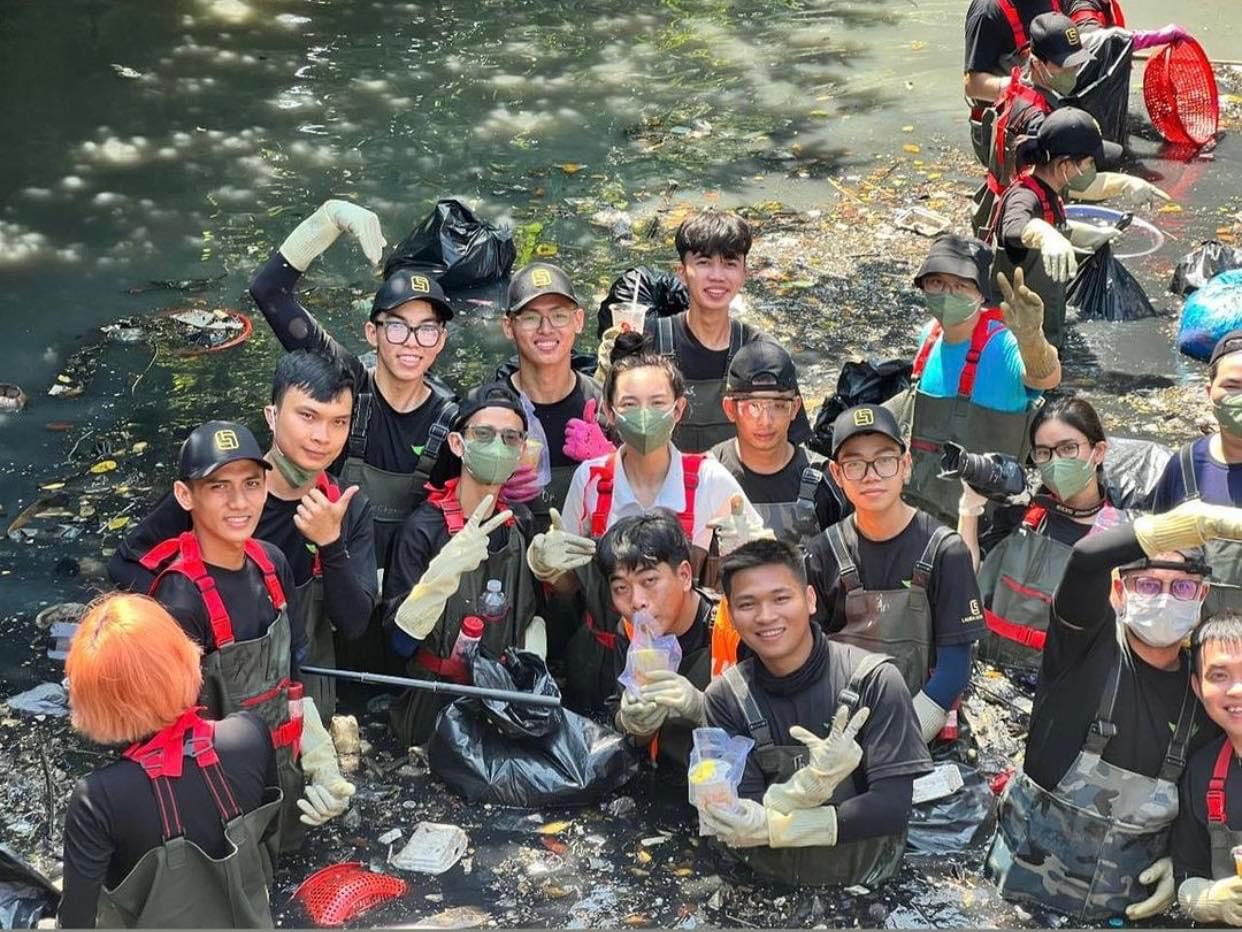 Hoa hậu Thùy Tiên ghi điểm với hành động dọn dẹp bãi rác &quot;khủng&quot;  - Ảnh 4.