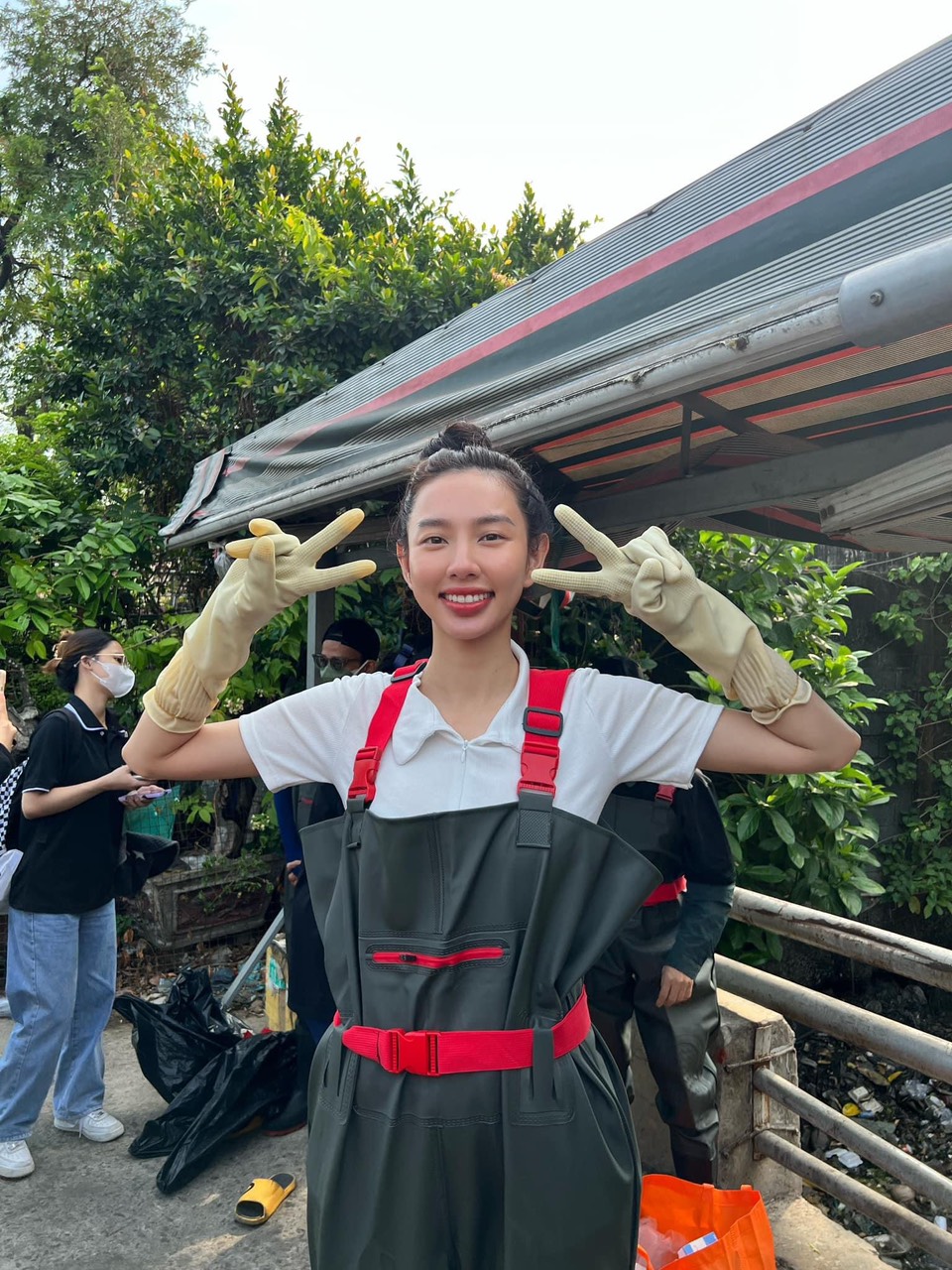 Hoa hậu Thùy Tiên ghi điểm với hành động dọn dẹp bãi rác &quot;khủng&quot;  - Ảnh 1.