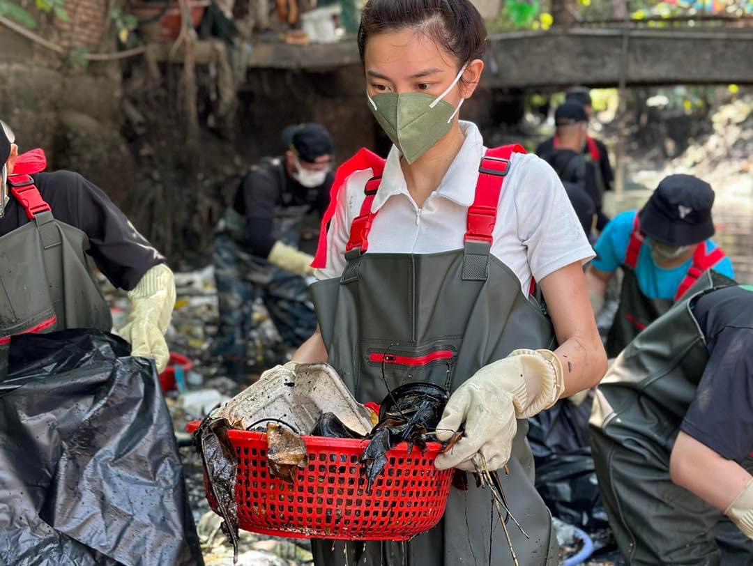 Hoa hậu Thùy Tiên ghi điểm với hành động dọn dẹp bãi rác &quot;khủng&quot;  - Ảnh 3.