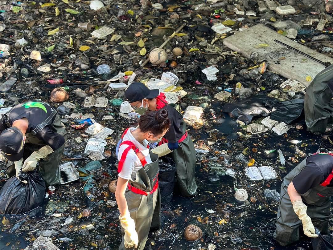Hoa hậu Thùy Tiên ghi điểm với hành động dọn dẹp bãi rác &quot;khủng&quot;  - Ảnh 2.