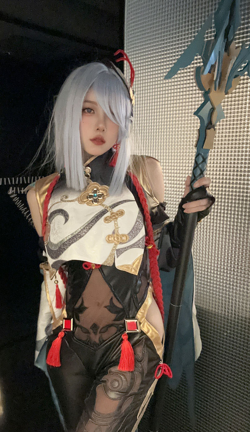 Nữ MC Luo Xin cosplay nhân vật Shenhe trong Genshin Impact - nguồn: Weibo