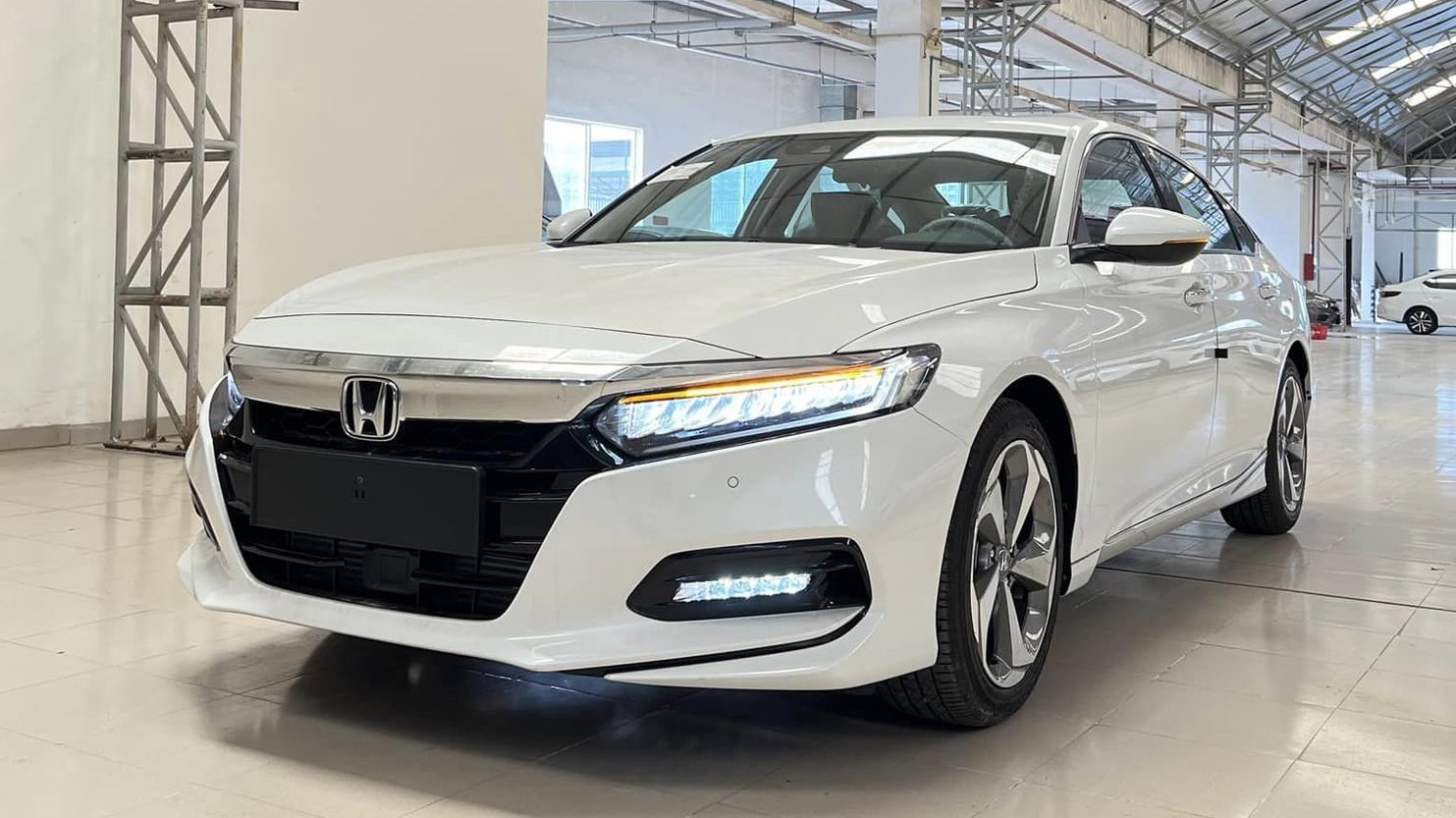 Honda Accord giảm giá 140 triệu đồng tại đại lý: Rẻ ngang bản thấp của Camry nhưng vẫn khó bán