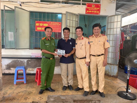 “Tay hên bấm biển đẹp”: Từ đại gia ngành thép cho tới chủ tịch xã, người bị gọi cháy máy, người được trả 10 tỷ không bán - Ảnh 2.