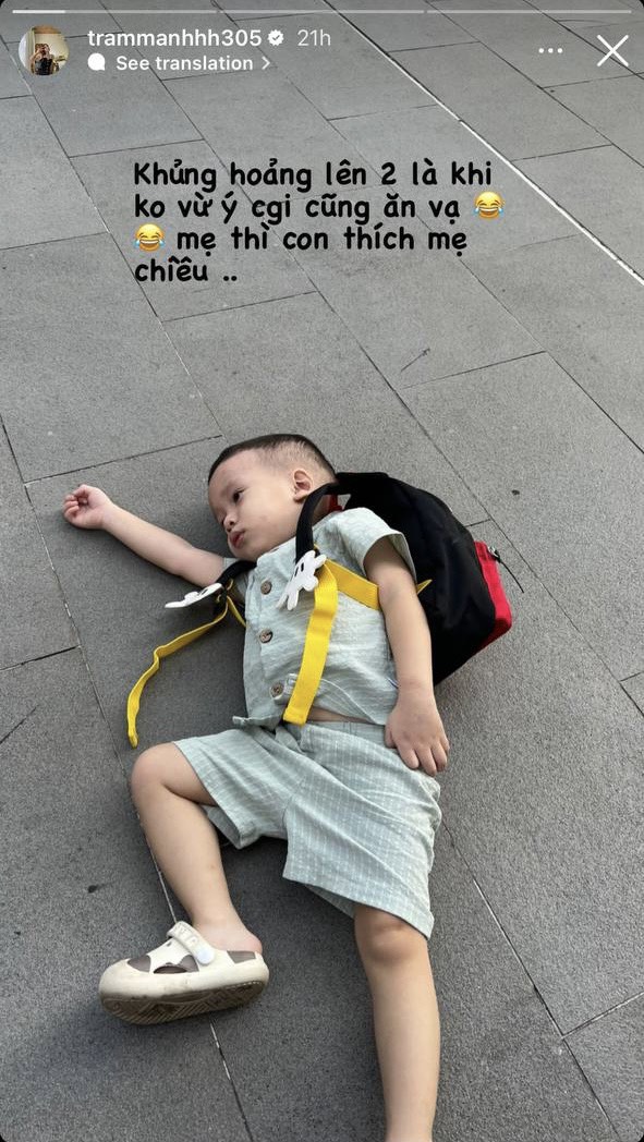 Chứng kiến con ăn vạ, bà xã Justatee có cách hành xử &quot;lạ&quot; khiến ai cũng phải tán dương - Ảnh 1.