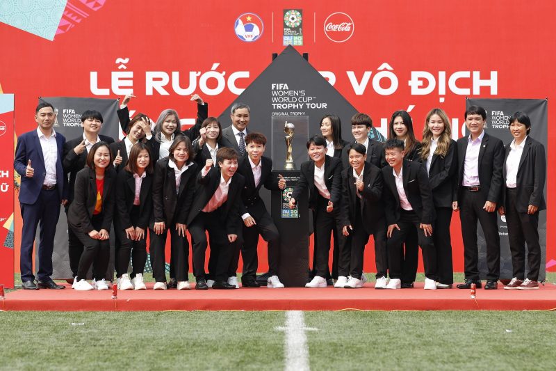 HLV Troussier cùng Mai Đức Chung dự buổi rước Cúp vàng World Cup - Ảnh 3.