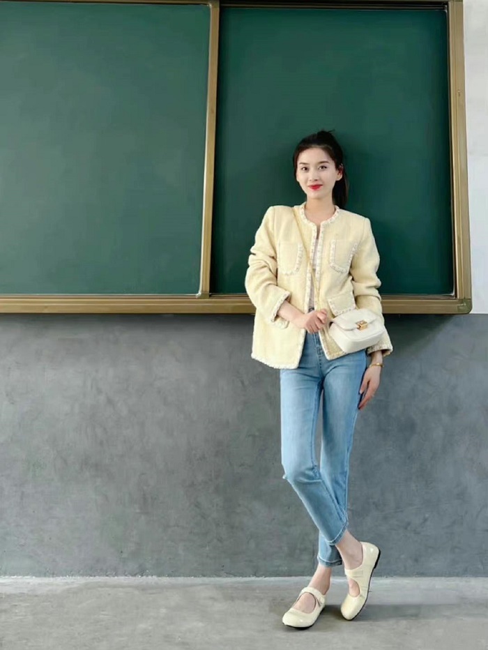Cô giáo hotgirl Trung Quốc đi dạy không mặc trùng quần áo  - Ảnh 2.