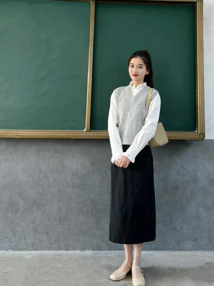 Cô giáo hotgirl Trung Quốc đi dạy không mặc trùng quần áo  - Ảnh 7.