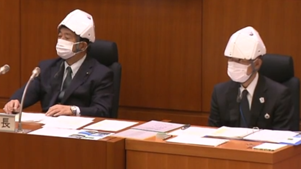 Chuyện hi hữu: Đại biểu dự hội nghị ở Nhật Bản phải đội mũ bảo hiểm phòng chống thiên tai vì... sợ trần nhà rơi vào đầu