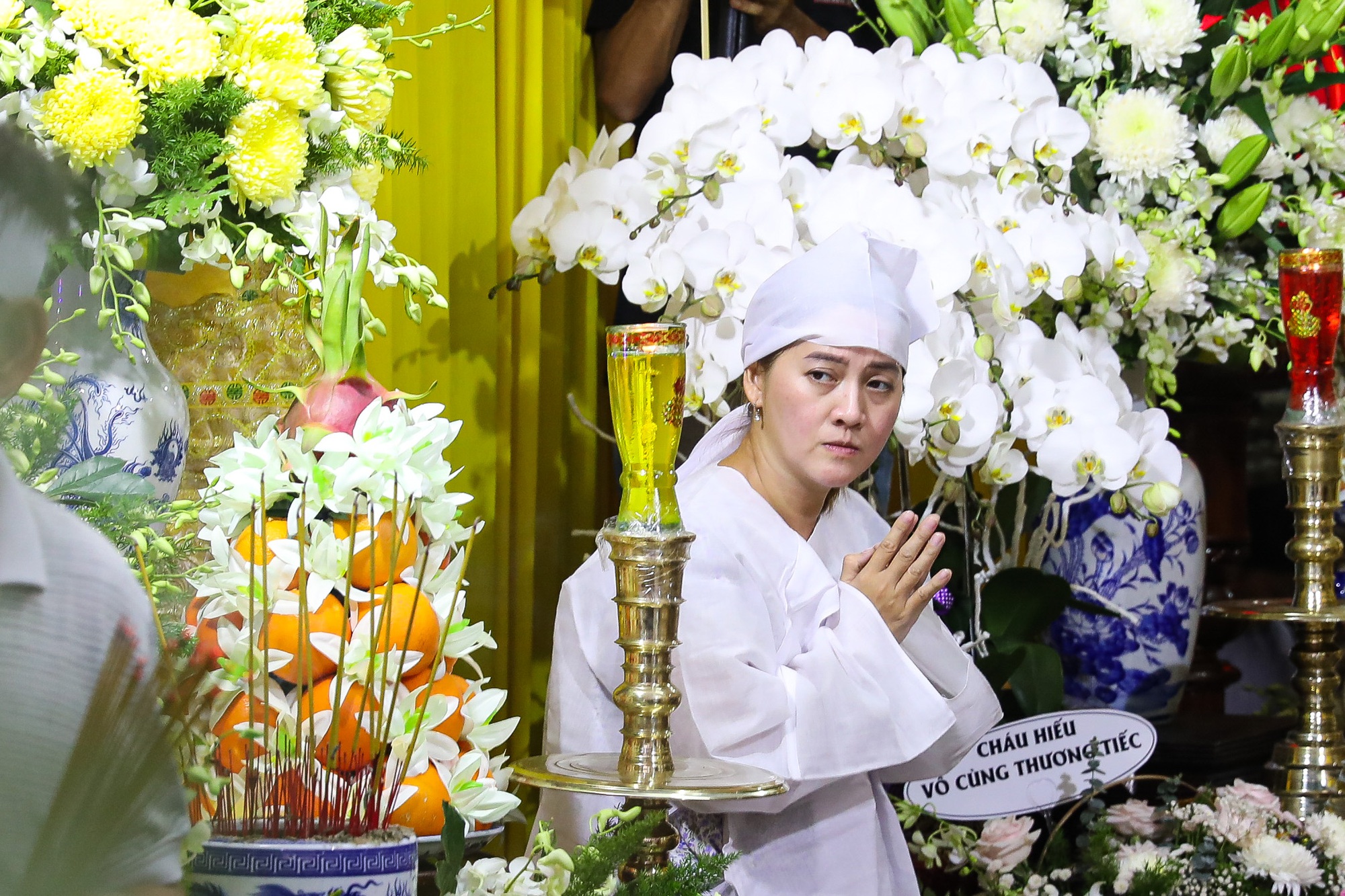 Con gái của NS Vũ Linh lần đầu xuất hiện trong lễ tang - Ảnh 2.