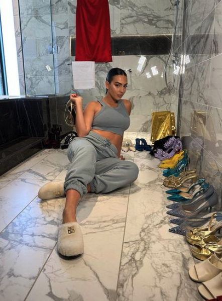 Bạn gái Ronaldo khoe bộ sưu tập giày khủng trong phòng tắm - Ảnh 2.