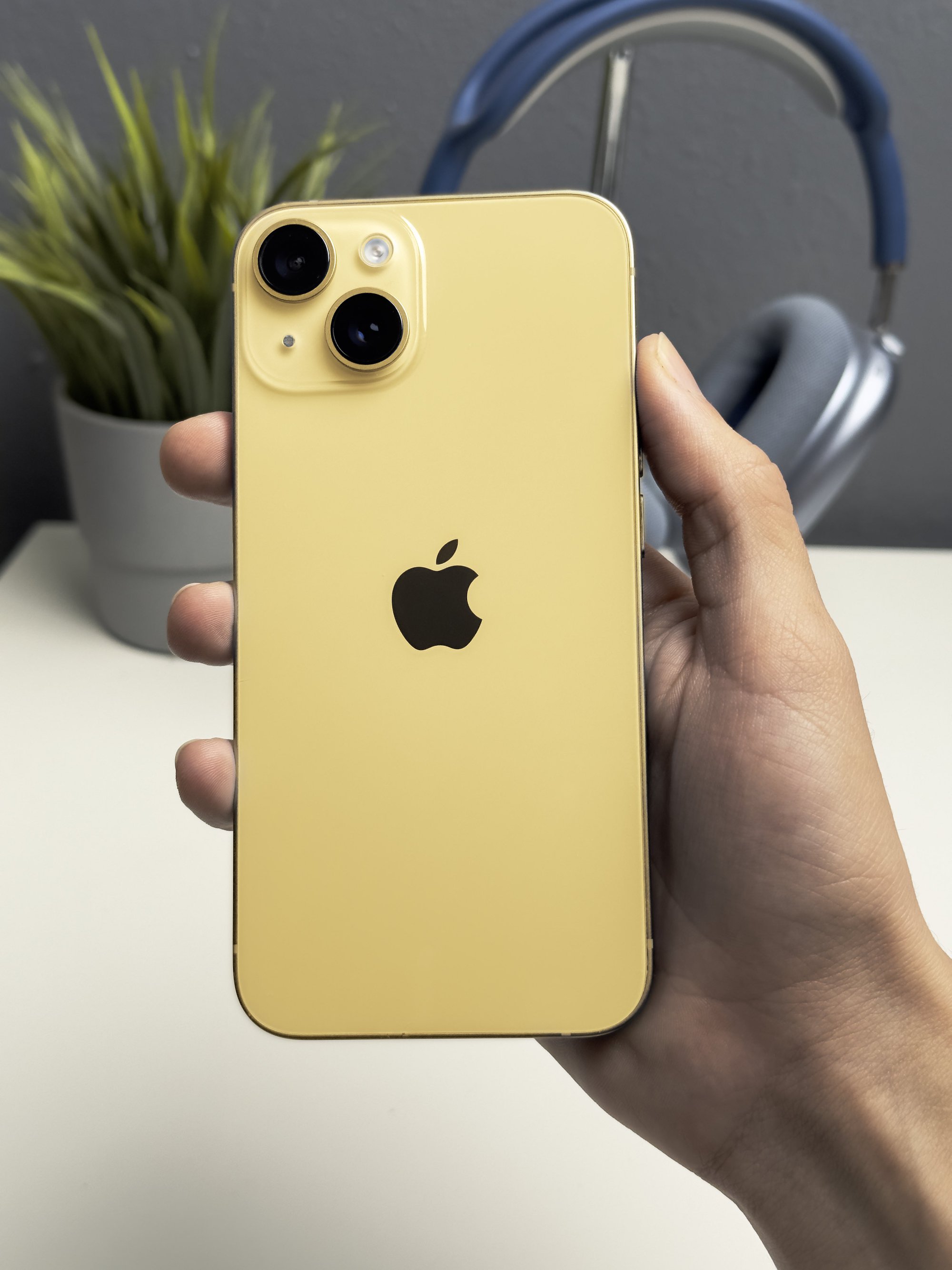 Trên tay mẫu iPhone 14 màu vàng mới: Đẹp mãn nhãn, có thể ra mắt ngay trong tuần tới  - Ảnh 2.