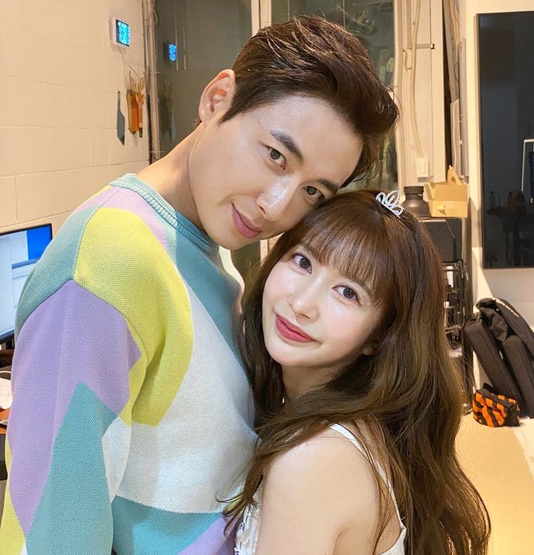 Chuyện tình như phim của tài tử đình đám xứ Hàn với fangirl nước ngoài: Gặp nhau như định mệnh, hơn kém 14 tuổi vẫn xứng đôi vừa lứa - Ảnh 4.