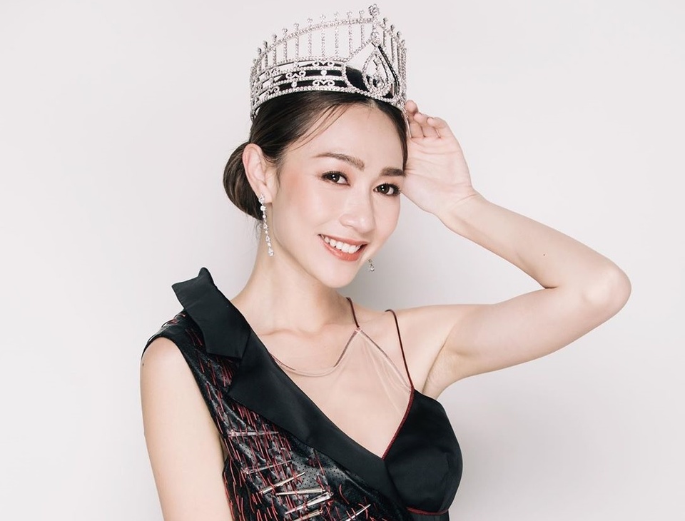 Một hoa hậu Hong Kong bị “lộ hàng” ngay trên sóng truyền hình, phản ứng của công chúng ra sao? - Ảnh 4.