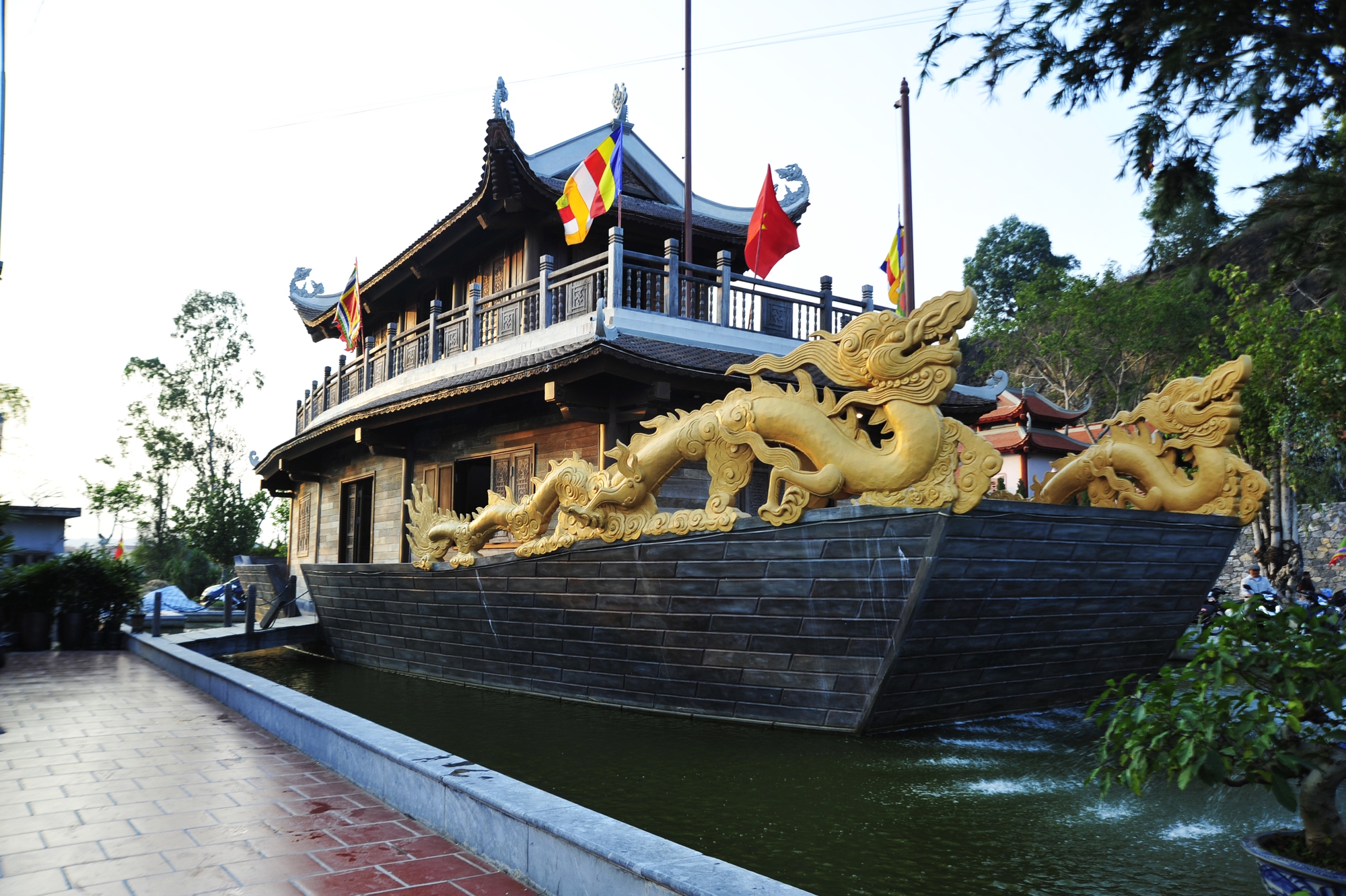 Nhà thuốc nam và nhất là Thuyền rồng – Bảo tàng Huyền Trân công chúa mô phỏng cảnh thuyền rồng đón Công chúa Huyền Trân từ Chiêm Thành về nước.