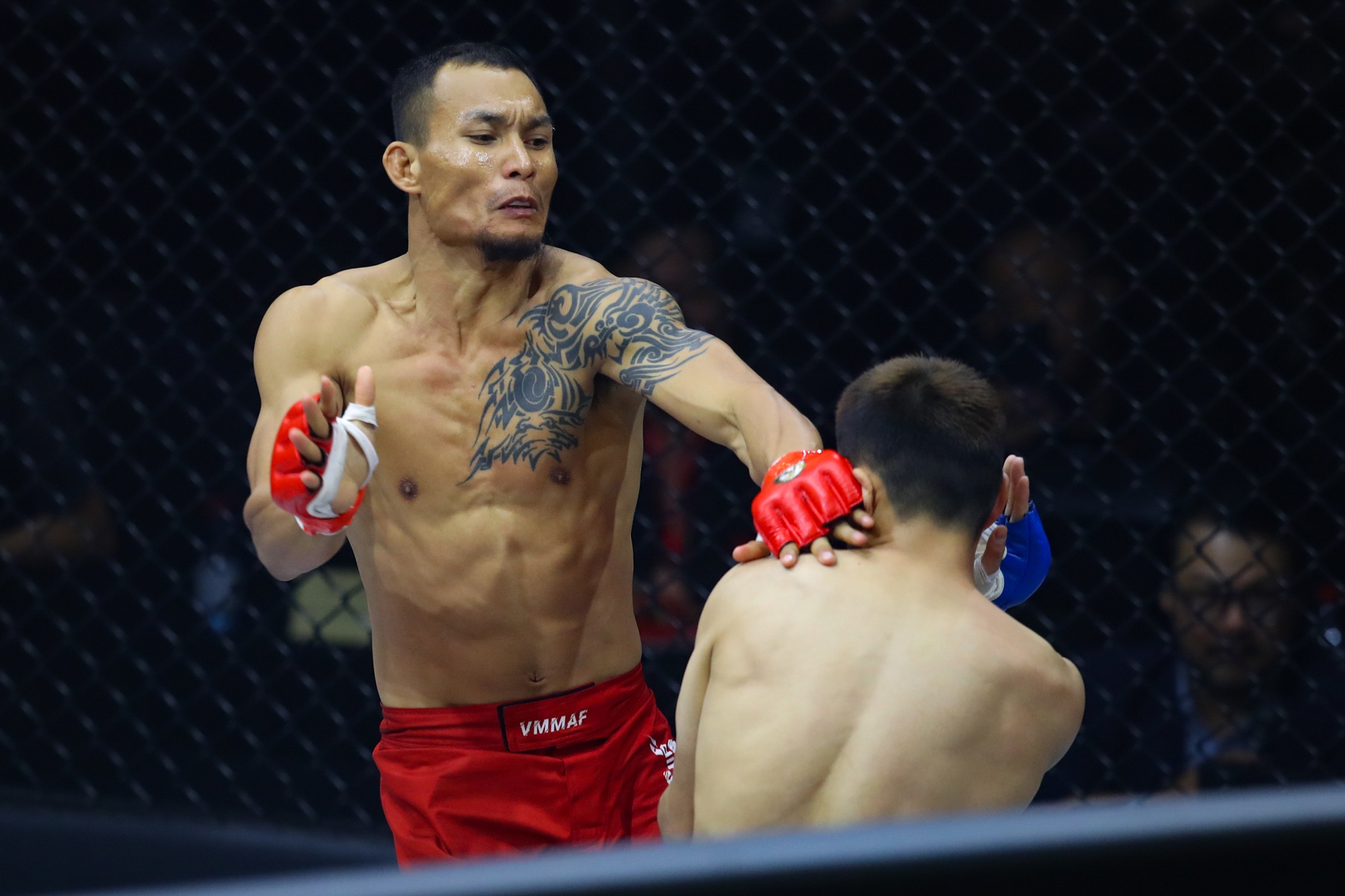 Lý Tiểu Long bị học trò Jonny Trí Nguyễn hạ knock-out chỉ sau 4 phút - Ảnh 4.