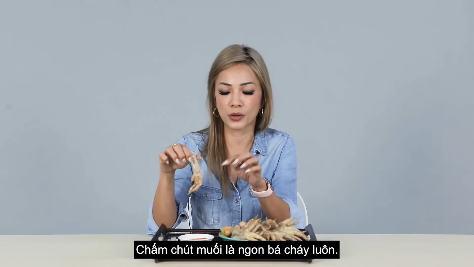 Khách Tây phản ứng bá đạo khi ăn lòng lợn, tiết canh của Việt Nam: Chỉ 1 câu mà quá chất - Ảnh 2.