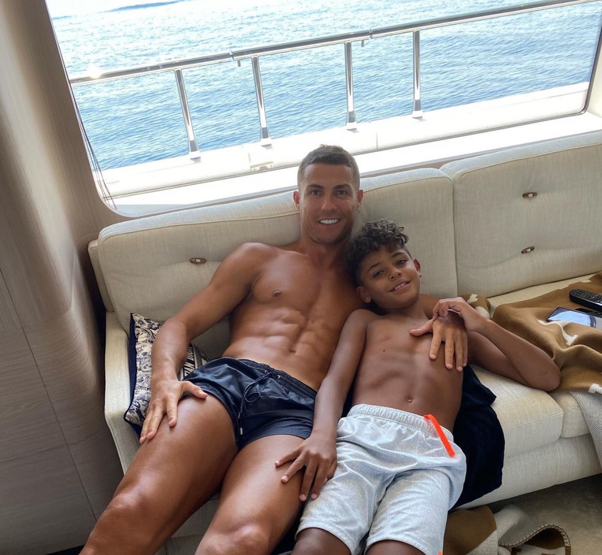 Bạn gái Ronaldo khoe khoảnh khắc tình tứ trên siêu du thuyền trị giá 5,5 triệu bảng - Ảnh 7.