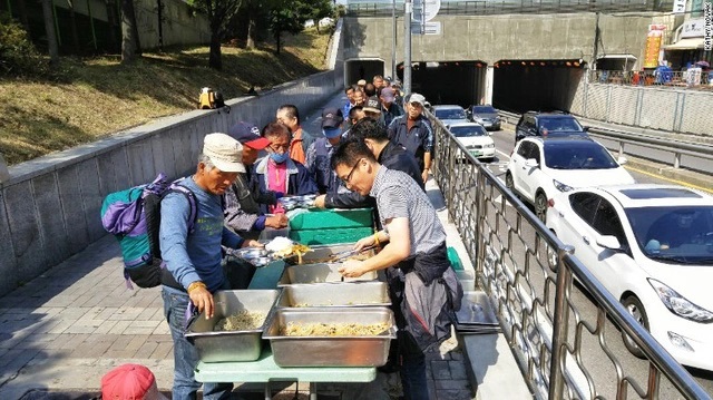 Hàn Quốc: Gần 50% số hộ gia đình một người sống trong cảnh nghèo đói - Ảnh 1.