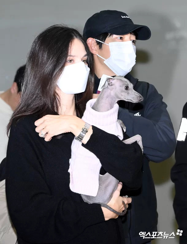 Rò rỉ ảnh vợ chồng Song Joong Ki dự hôn lễ ở nước ngoài: Nhưng sao ngoại hình nam tài tử lại xuống cấp đến mức này? - Ảnh 4.
