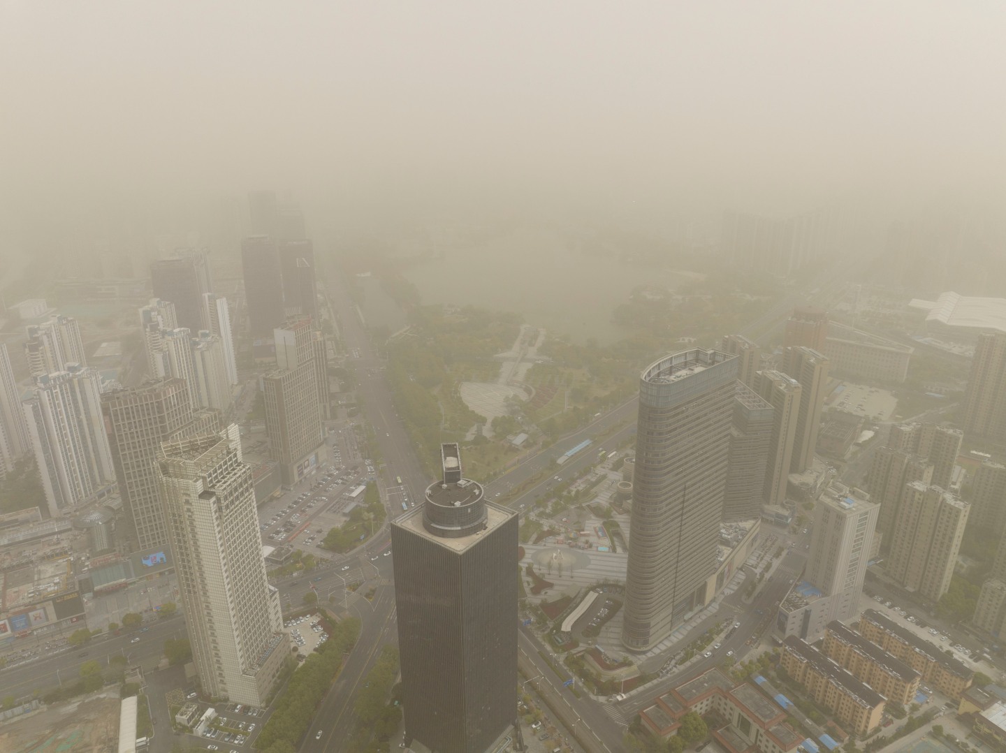 Chùm ảnh: Bão cát tấn công 410 triệu người tại Trung Quốc, cả thành phố bị bao trùm bởi màu cam mịt mờ - Ảnh 12.