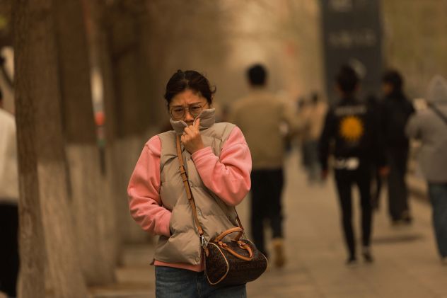 Chùm ảnh: Bão cát tấn công 410 triệu người tại Trung Quốc, cả thành phố bị bao trùm bởi màu cam mịt mờ - Ảnh 4.