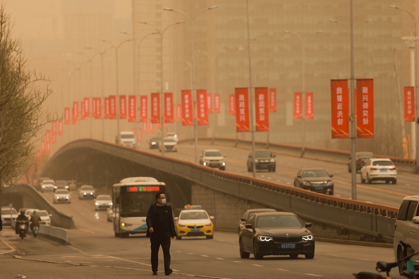 Chùm ảnh: Bão cát tấn công 410 triệu người tại Trung Quốc, cả thành phố bị bao trùm bởi màu cam mịt mờ - Ảnh 3.